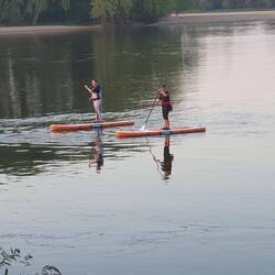 Standup-Paddeln im Abendlicht