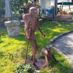 This was at a pilgrim refreshment stand in someone's yard. Vending machines, water and seats to rest