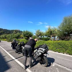 Unsere Bikes können wir direkt am Strand parken 🤩