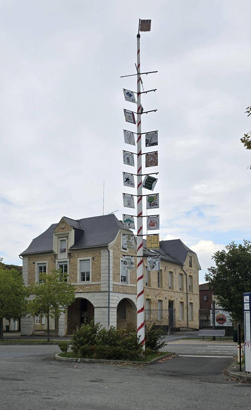 An unusual "Associates pole" next to the motorhome aire