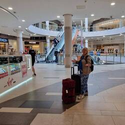 Verdwaald in de shoppingmall van het station van Poznan