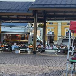 Kleiner Markt mit viel Preiselbeeren und Pfifferlingen.