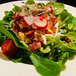 Nüsslisalat mit Speck und Ei