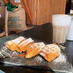 Kaffee super, Waffeln ein Tim Melzer Essen (sieht toll aus, schmeckt ... mir nicht).