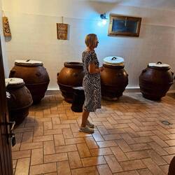 In den großen Tongefäßen das Olivenöl