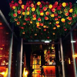 Super viele Restaurants hatten üppige Plastikblumen Deko