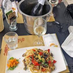 Pasta mit Gemüse aus dem Restaurant eigenen Garten