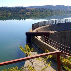 Und das ist die kurze und knackige Staumauer