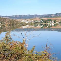 Von der Seite sieht der See schön aus