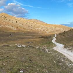 12 km Schotterpiste durch kahle Berglandschaft