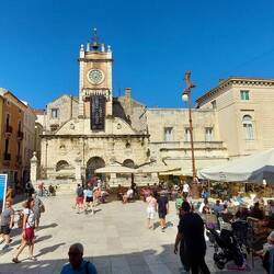 Der Volksplatz mit dem Palais du Corps de Garde