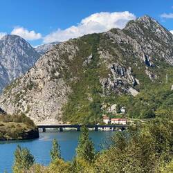 Anfahrt durch traumhafte Landschaft am Neretva Fluß in Richtung Sarajevo