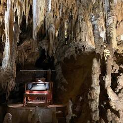 Litofon - organy skalne, klawiatura można grać na kolumnach dookoła całej sali