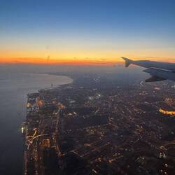 Für viele Stunden fliegen wir dem Sonnenuntergang hinterher und fangen ihn bei der Landung in Lisboa