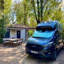 unser Stellplatz mit Tisch, Bänken und einem Privatbad