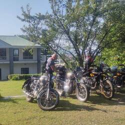 Abfahrt vor Hotel in Bir