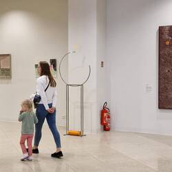 Moeder en kind dwalen door het museum