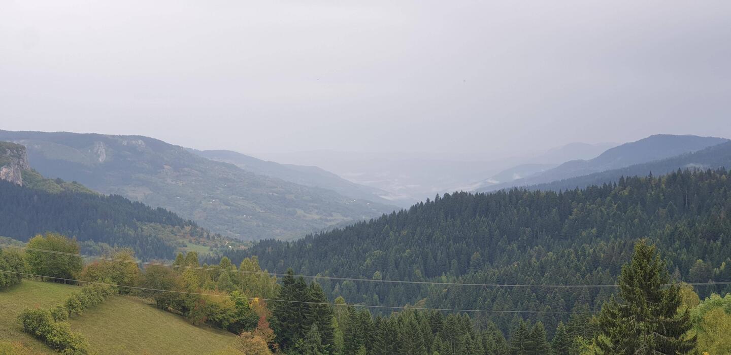 Der Regen hängt in den Bergen fest.