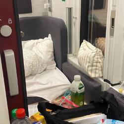 Zur gegenüberliegenden konnte man ein kleines Fenster öffnen