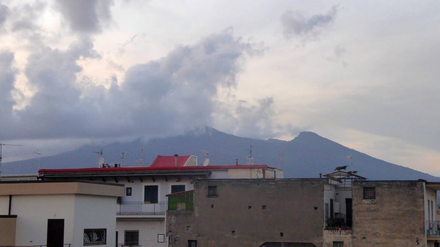 Vom Balkon aus sehen wir den berüchtigten Vesuv. Heute ist er ruhig.