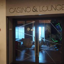 Das Casino war nichts für uns. Dort durfte man Zigarre rauchen und so roch es da auch. 🙁
