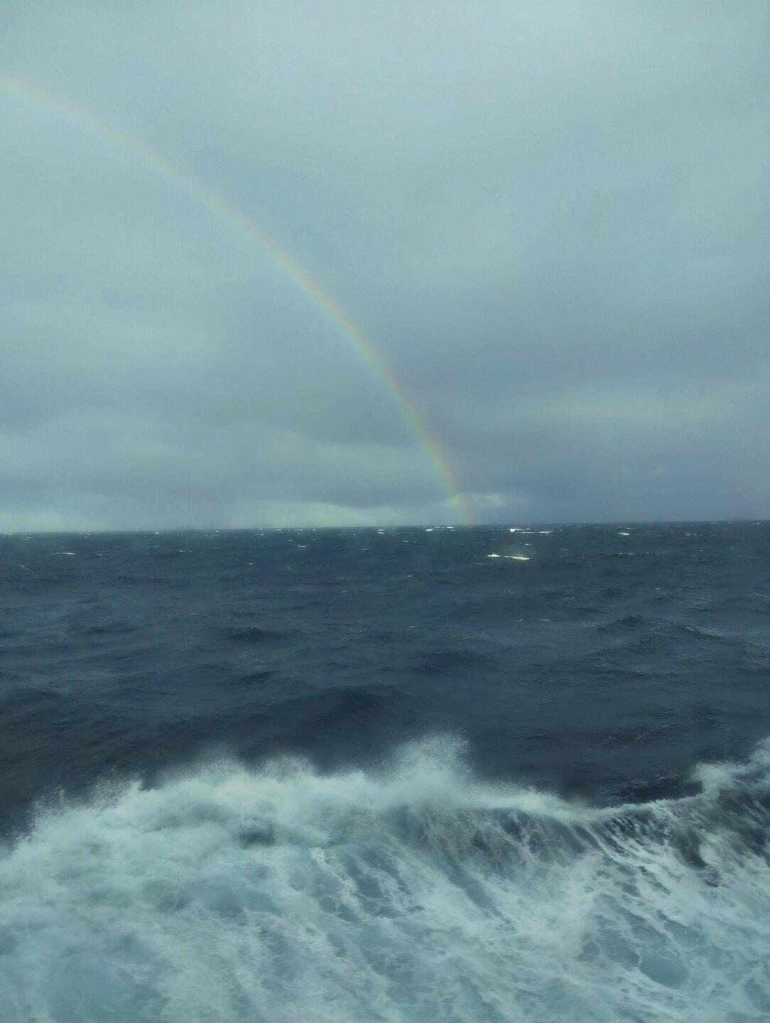 Regenbogen über dem Meer
