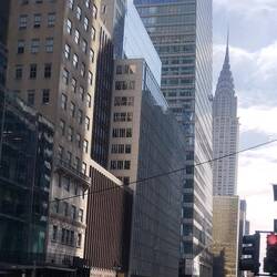 Im Hintergrund sieht man das Chrysler Building