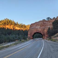 Ein wohl künstlicher Arch entlang der Strecke beim Red Canyon