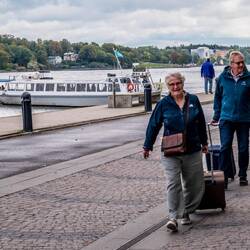 Ylva och Göran ansluter med båt från Lidingö