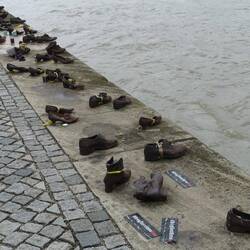 Das Holocaustdenkmal, Schuhe erinnern an die Opfer, die vor ihrer Erschießung die Schuhe auszogen.