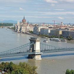 Kettenbrücke und Parlament