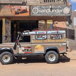 Vor der Werkstatt steht schon das standesgemäße Fahrzeug