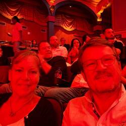 warten auf den Start der Show "O" von Cirque du Soleil