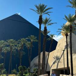 das Hotel "Luxor"