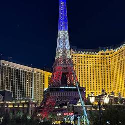 der Eifelturm vor dem Hotel "Paris"