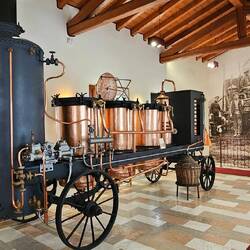 Ende des 19. Jhd. begann Gio Batta Poli mit einer mobilen Brennerei von Weingut zu Weingut zu fahren