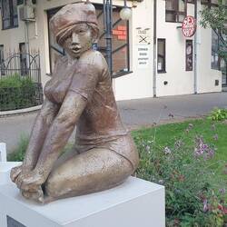 Pose und rotes Schild im Hintergrund passen