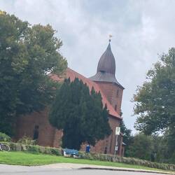 Eine Kirche auf dem Weg. Wollte mir eigentlich den Ortsnamen merken 🤷‍♀️.