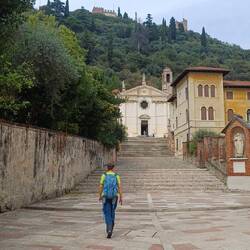 Wandeln hinauf zum Castello Superiore