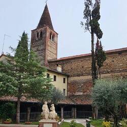 Vorbei an der Klosteranlage