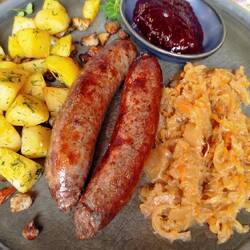 Wild Bratwurst mit karotten-Sauerkraut und Kartoffeln