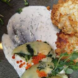 Zander Frikadellen mit Kartoffel Spinat Püree und Dill Schmand