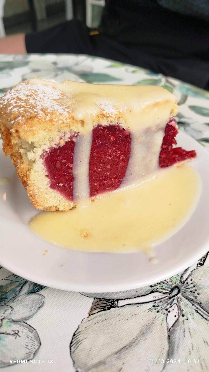 Fette Himbeertorte mit Vanille Sauce
