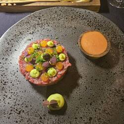 Tartar mit Petersilienmayo und getrockneter Eigelbcreme