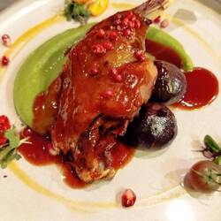 Entenkeule mit Erbsenpüree und marinierten Feigen