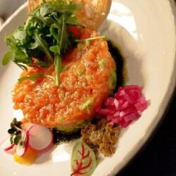 Regenbogenforelle mit Avocado