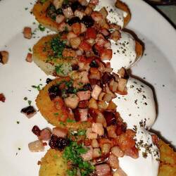 Mit Hack gefüllte Kartoffelklöße mit Speck und Schmand