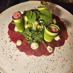 Rote Beete & Rindercarpaccio mit Meerrettich, Avo und Zucchini