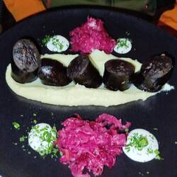 Blutwurst, Püree und Rote Beete Sauerkraut