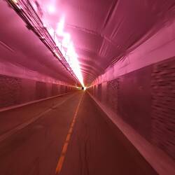 Auch die Fahrradfahrer erhalten einen Tunnel mit LED Show